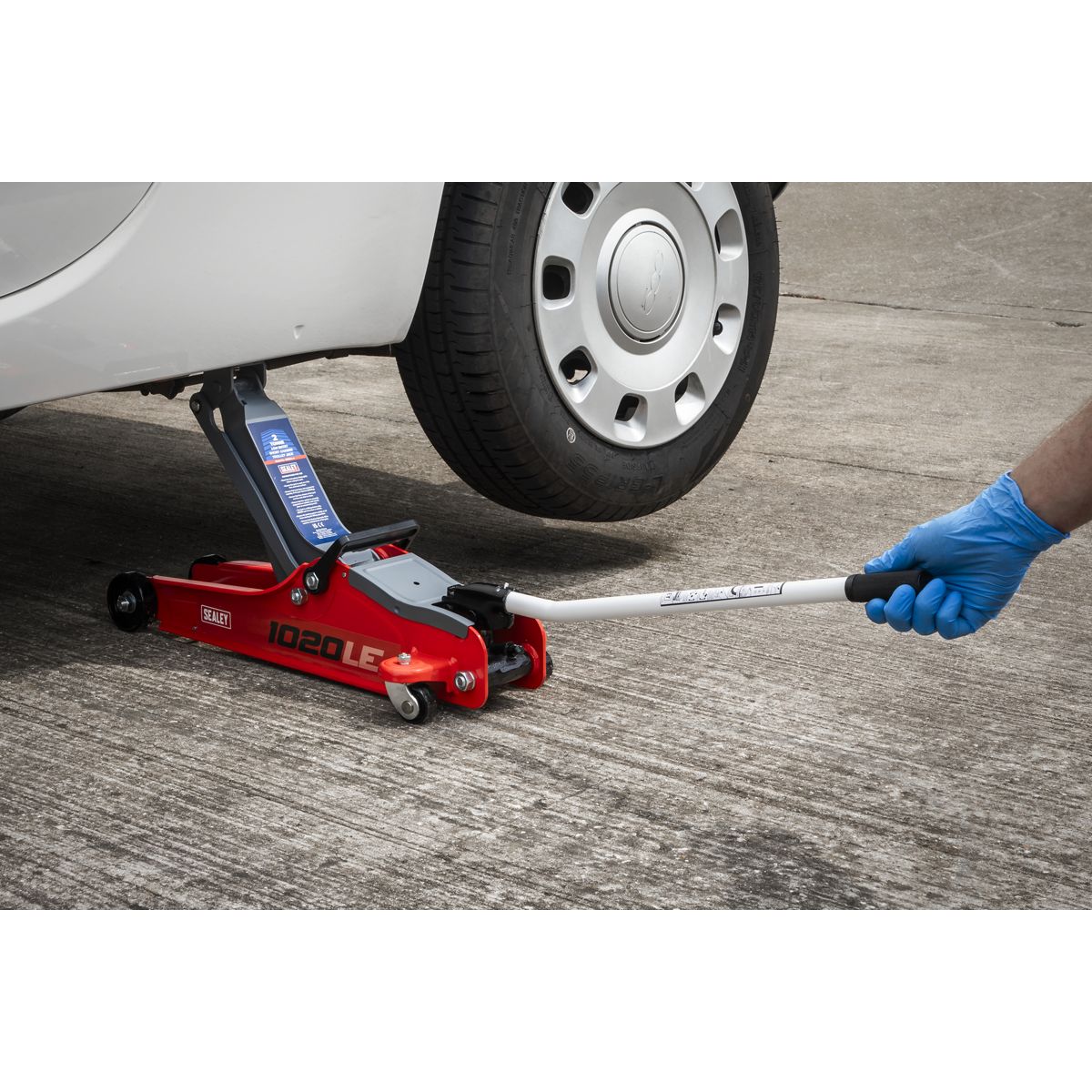 Sealey Trolley Jack 2 Tonne Low Profile Short Chassis Red - Image 4