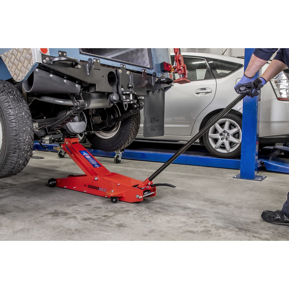 Sealey Trolley Jack 3 Tonne Long Reach High Lift - Image 3
