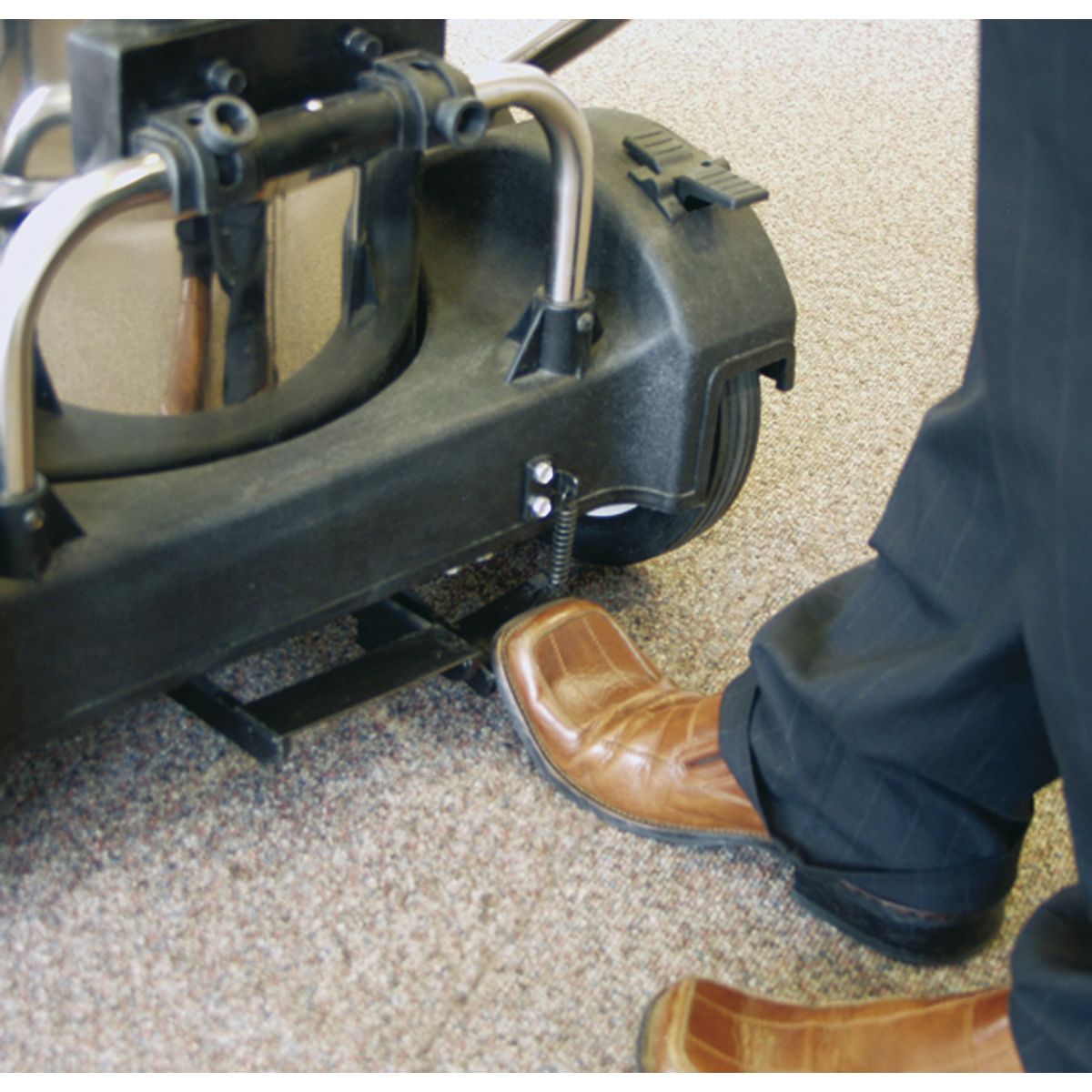 Sealey Vacuum Cleaner Industrial Wet & Dry 77L Stainless Steel Drum with Swivel Emptying 2400W - Image 4