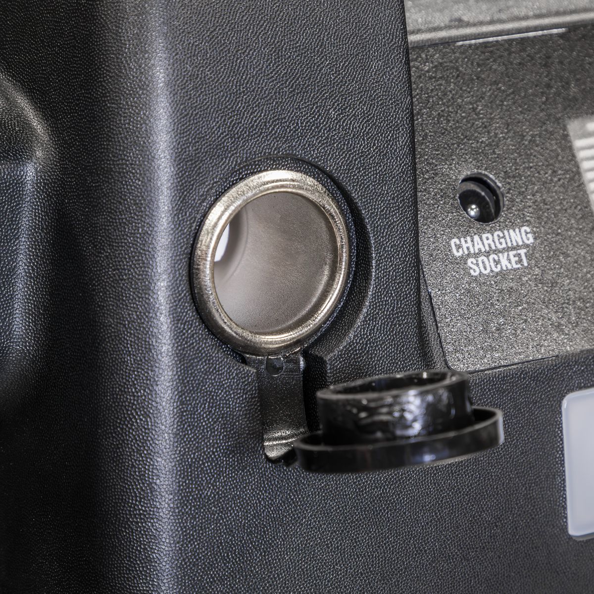 Sealey RoadStart Emergency Jump Starter 12/24V 6L 8-Cylinder - Image 4