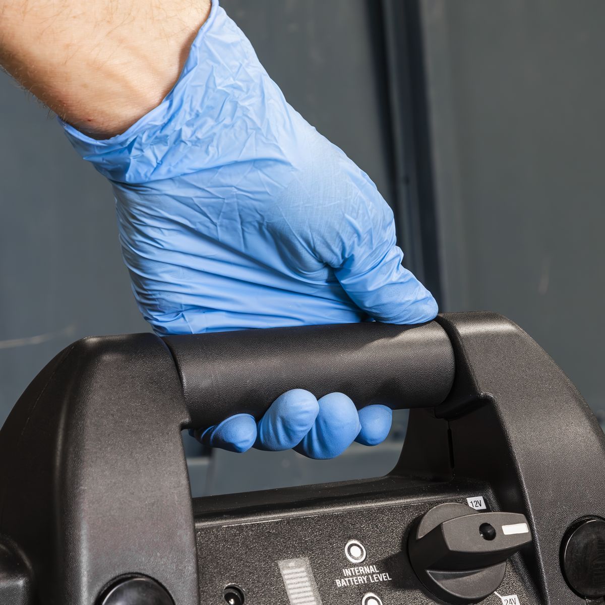 Sealey RoadStart Emergency Jump Starter 12/24V 6L 8-Cylinder - Image 7