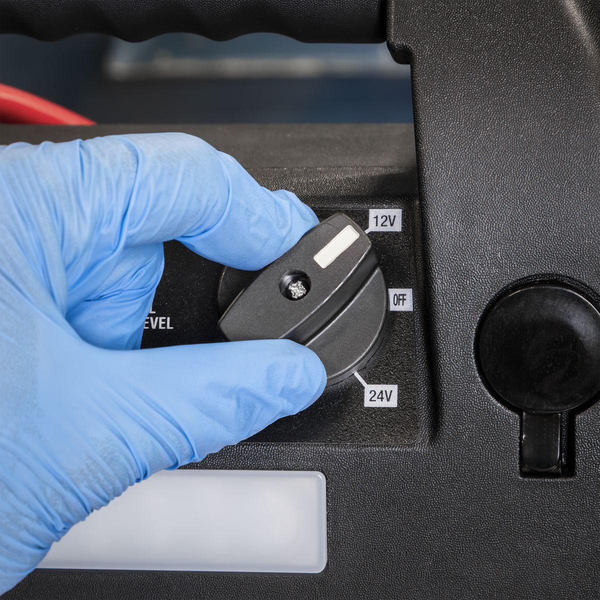 Sealey RoadStart Emergency Jump Starter 12/24V 6L 8-Cylinder - Image 10