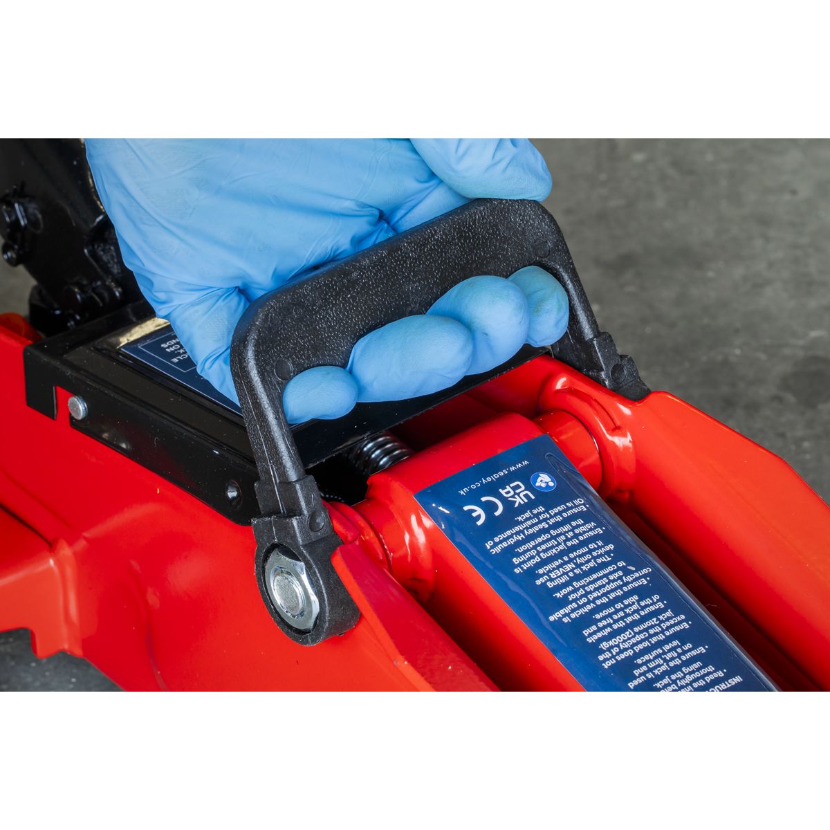 Sealey Trolley Jack 1.5 Tonne Short Chassis - Image 3