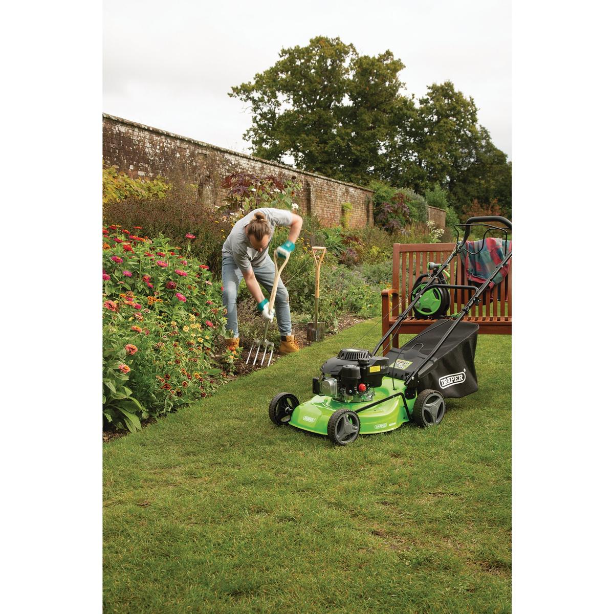 Draper Self-Propelled Petrol Lawn Mower, 460mm, 150cc/3.6HP - Image 3