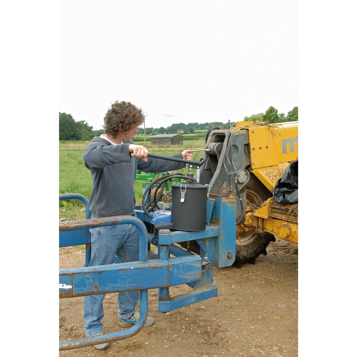 Draper Expert High Volume Hand Grease Pump - Image 2