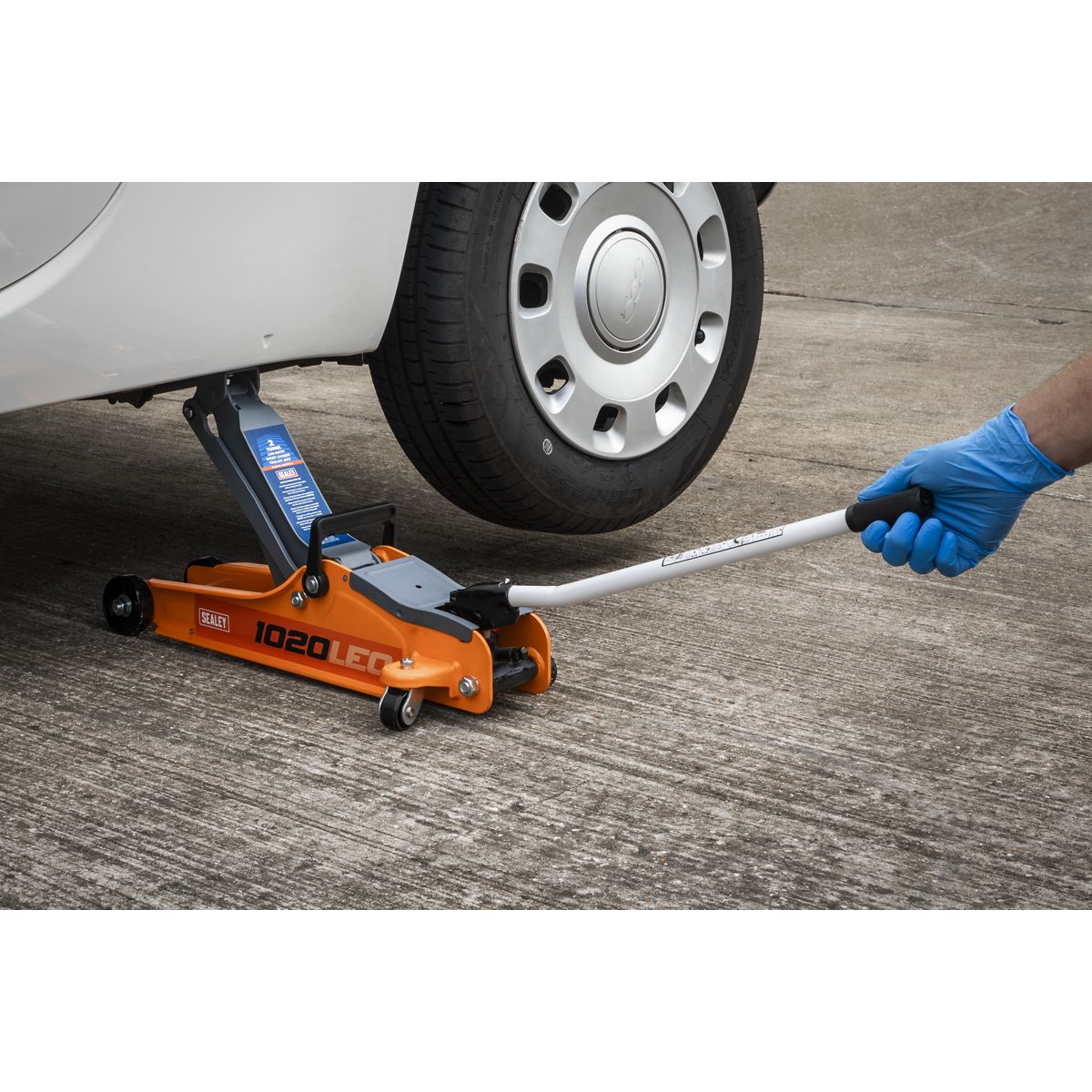 Sealey Low Profile Short Chassis Trolley Jack 2 Tonne - Orange - Image 5