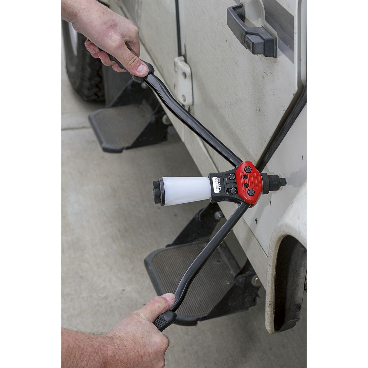 Sealey Medium-Arm Riveter with Collection Bowl - Image 3