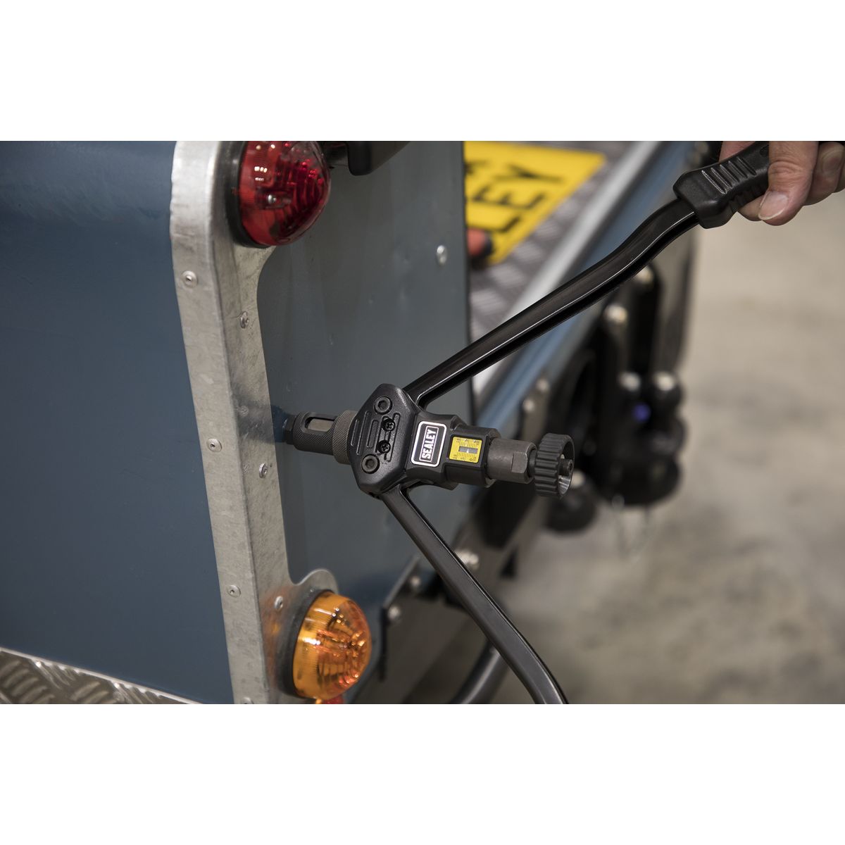 Sealey Long-Arm Threaded Nut Riveter - Image 6