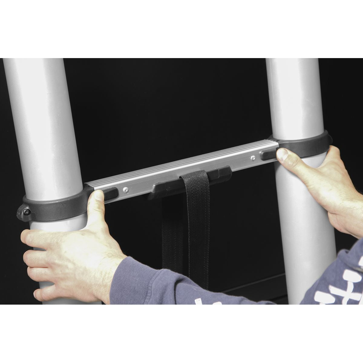 Sealey Telescopic Ladder 9-Tread Aluminium - BS EN 131 - Image 4