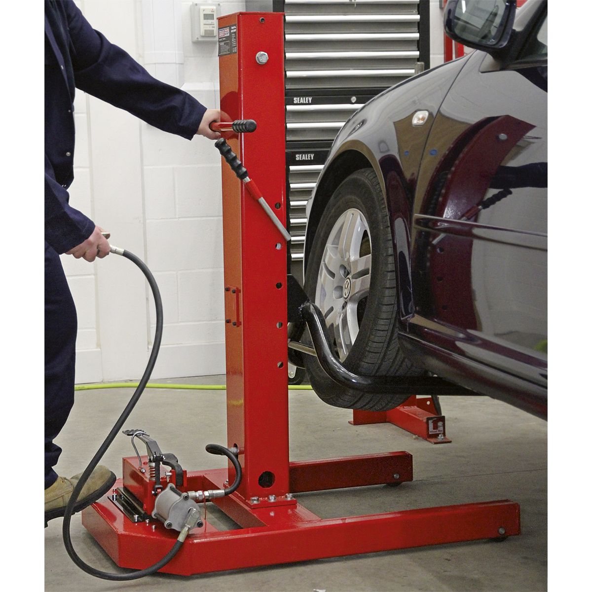 Sealey Air/Hydraulic Vehicle Lift with Foot Pedal 1.5 Tonne - Image 2