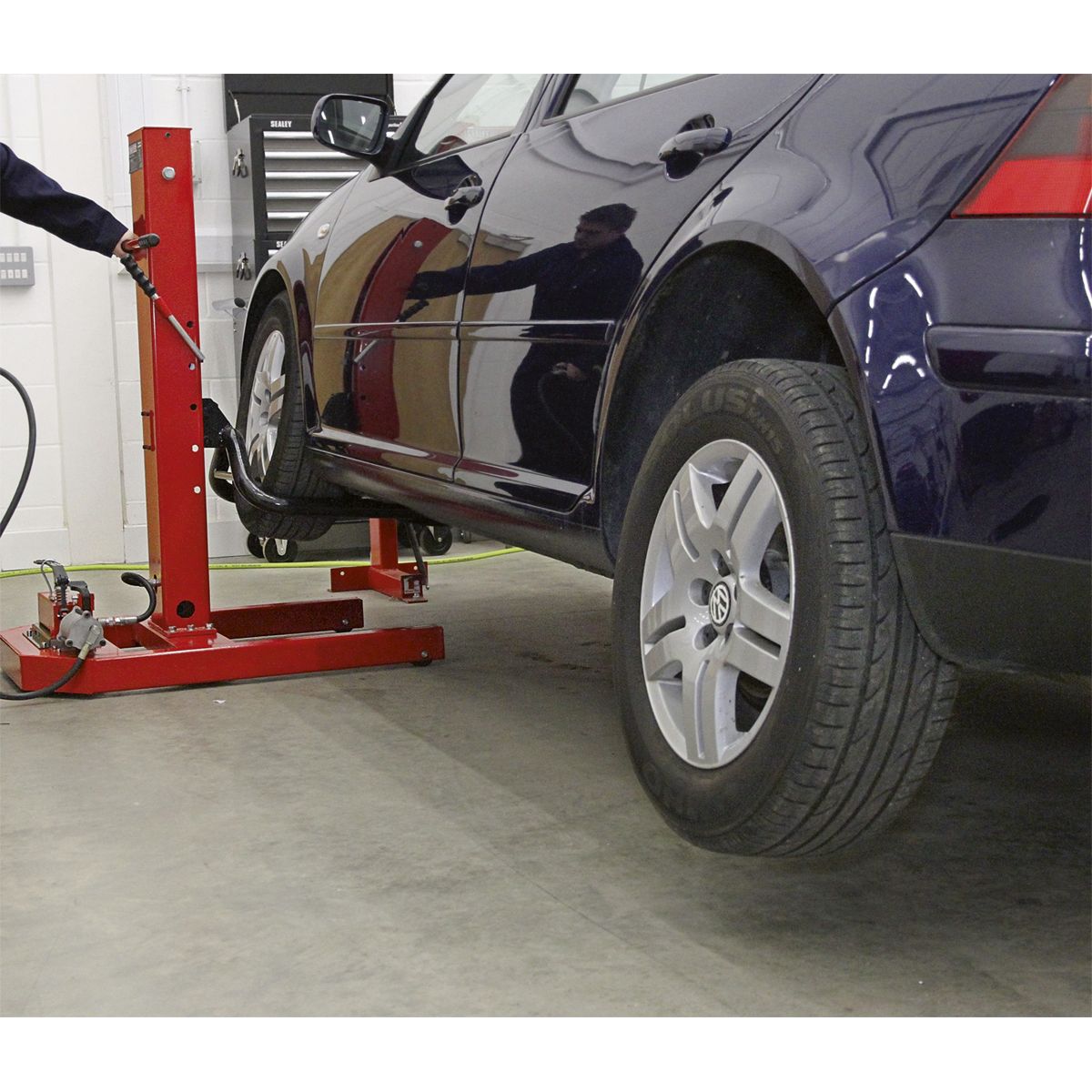 Sealey Air/Hydraulic Vehicle Lift with Foot Pedal 1.5 Tonne - Image 8