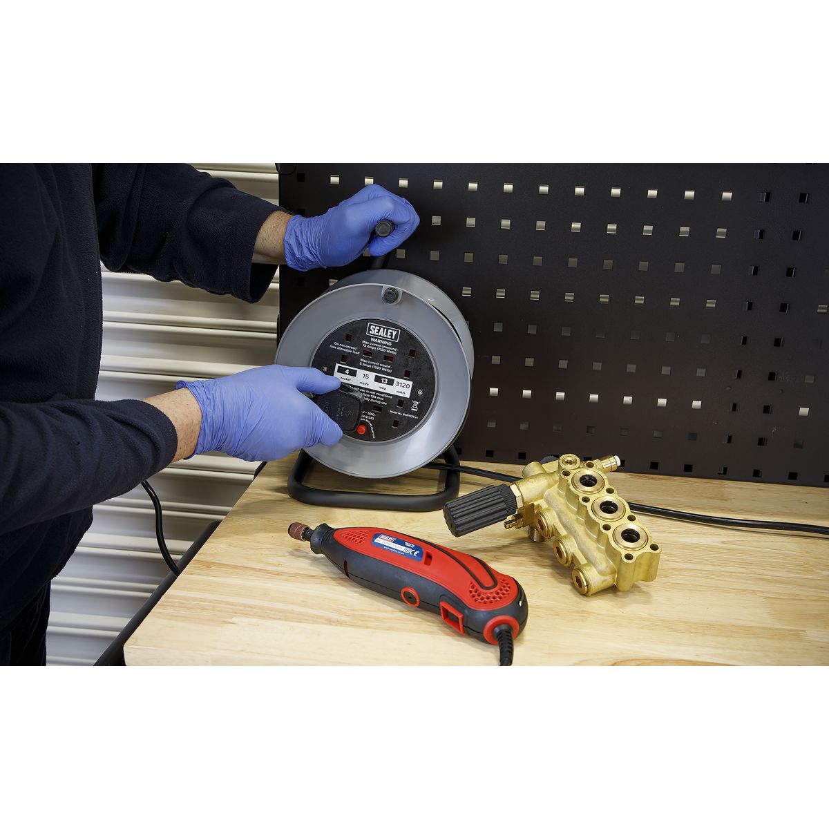 Sealey 15m Cable Reel with Thermal Trip 4 x 230V - Image 3