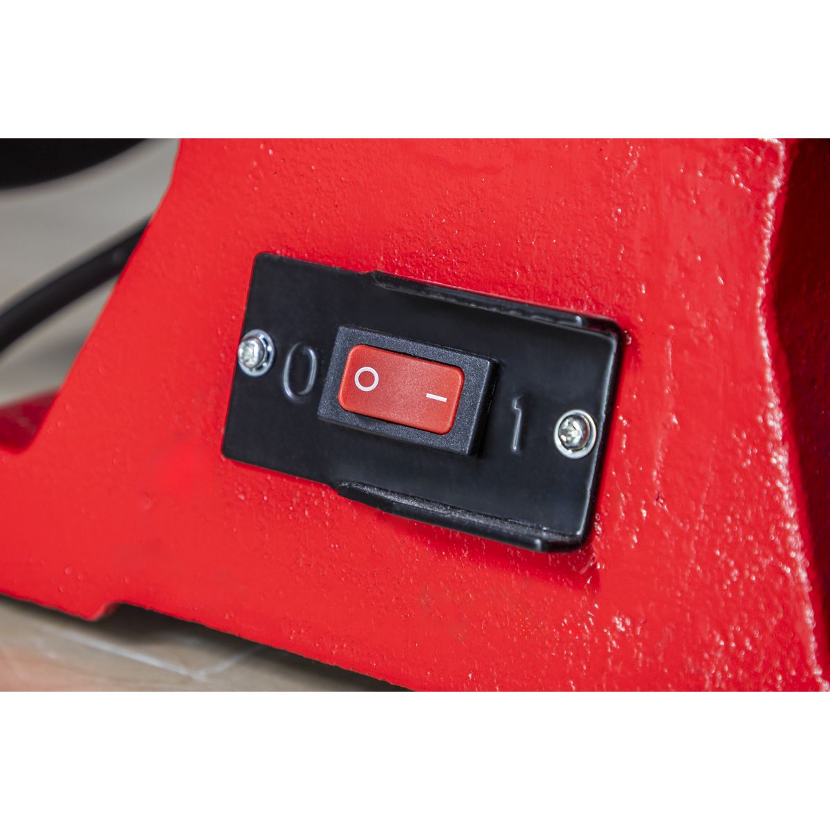 Sealey Heavy-Duty 200mm Bench Grinder 600W/230V - Image 8