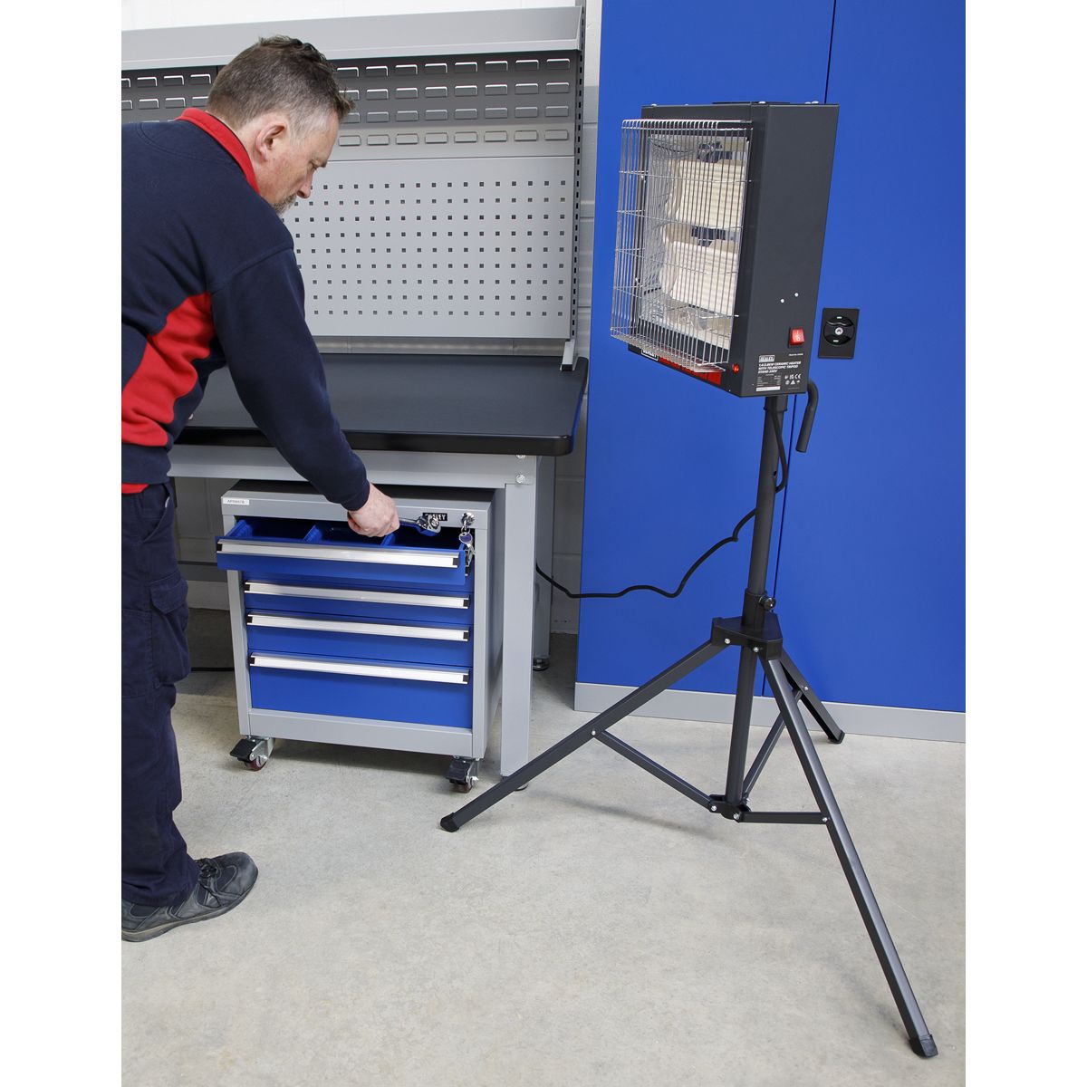 Sealey Ceramic Heater with Tripod Stand 1.4/2.8kW, 230V - Image 2