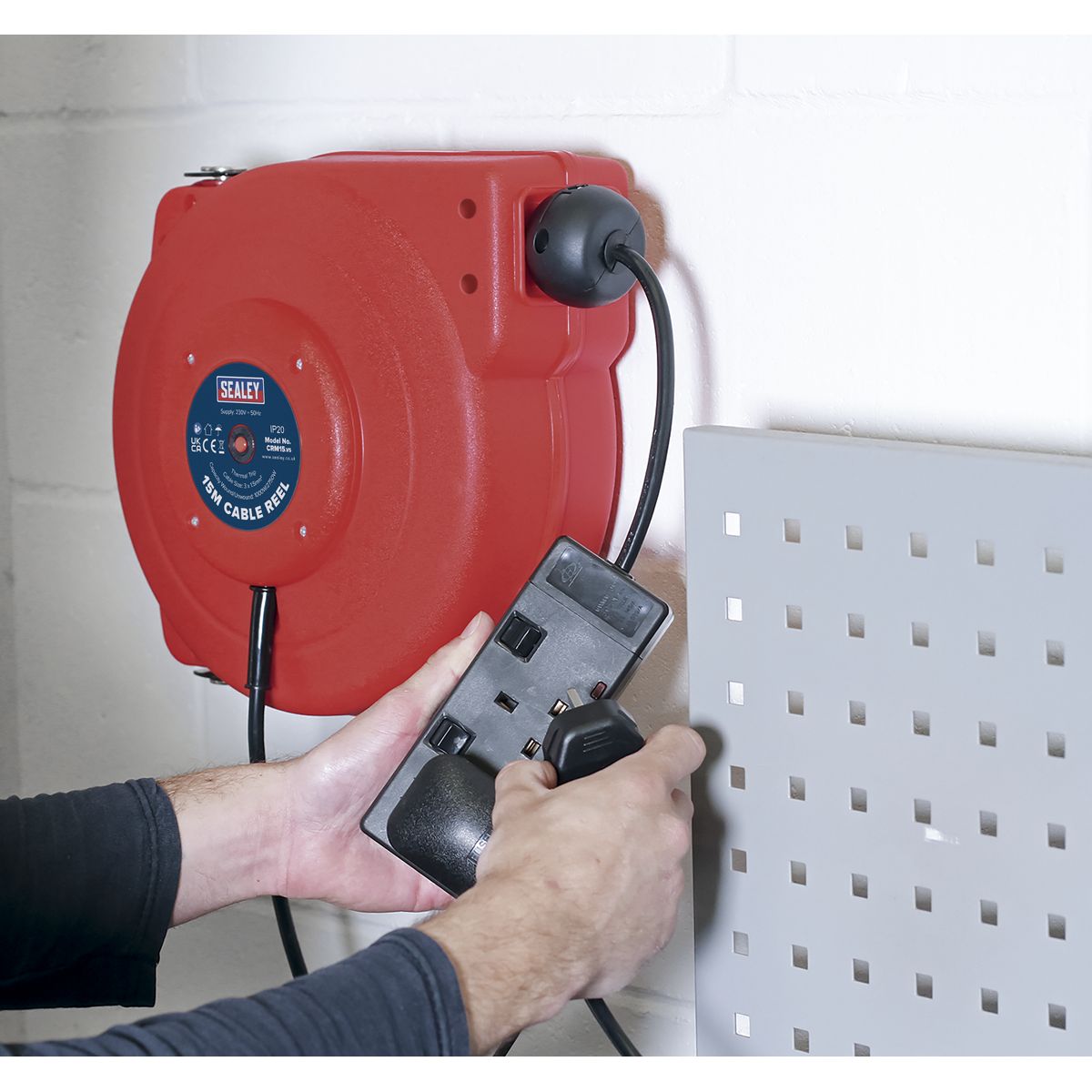 Sealey 15m Retractable Cable Reel System 2 x 230V - Image 4