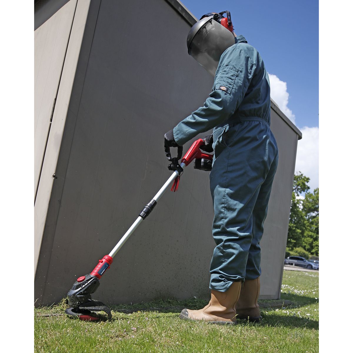 Sealey SV20 Series Cordless Strimmer 20V with 4Ah Battery & Charger - Image 3