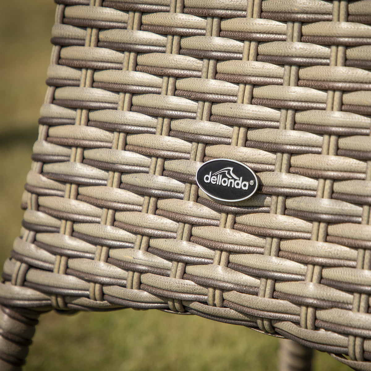 Dellonda Chester Rattan Wicker Round Outdoor Table with Tempered Glass Top DG65