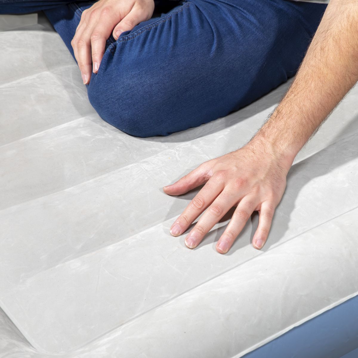 Dellonda Raised Air Bed with Built-in Electric Pump & Storage Bag - Queen - Image 9