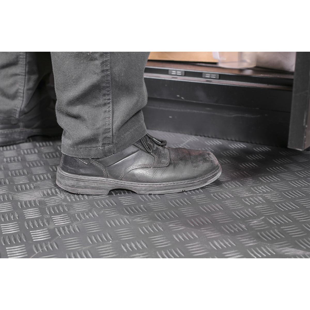 Sealey Vinyl Floor Tile with Peel & Stick Backing Silver Treadplate - Pack of 16 - Image 3