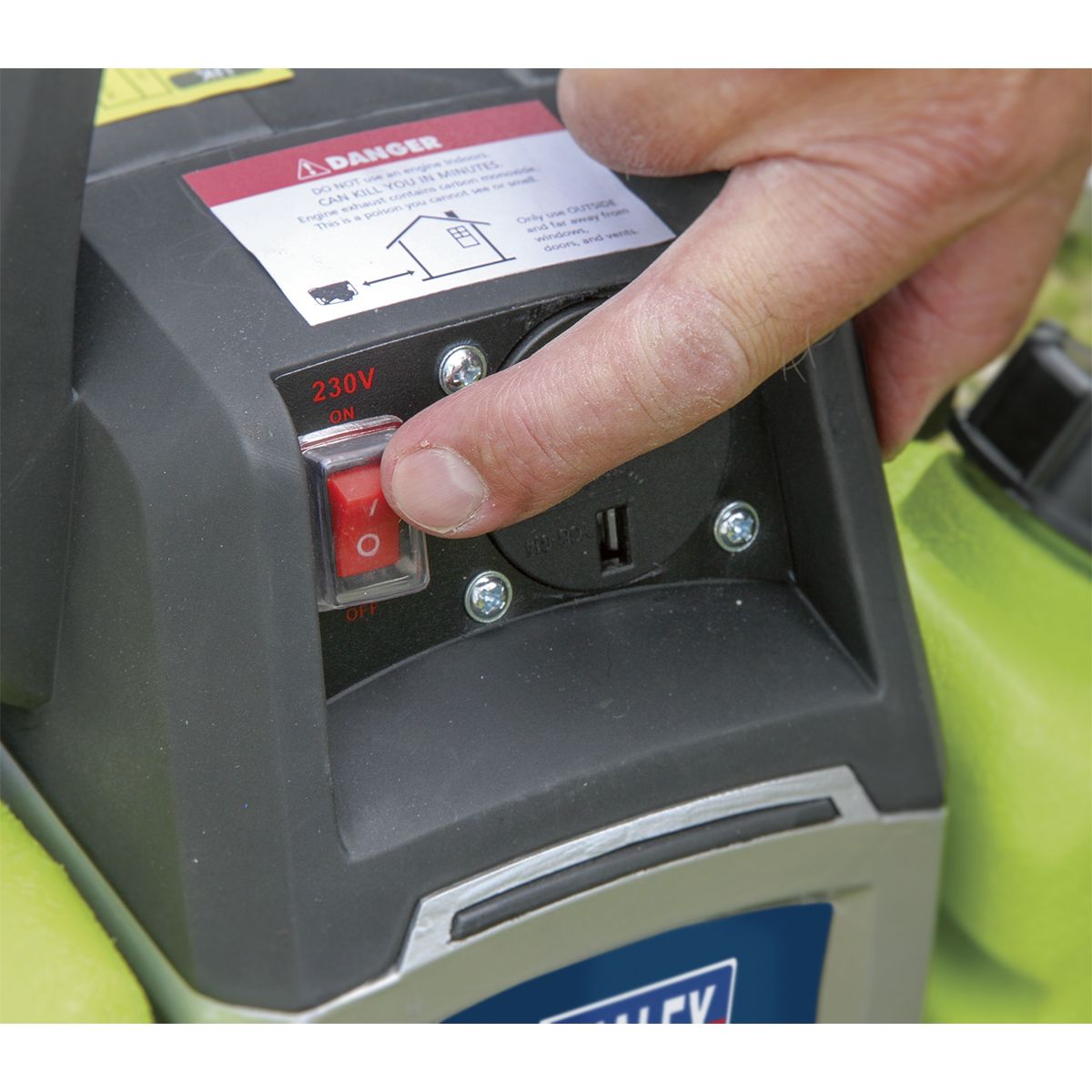 Sealey 1000W Inverter Generator 2-Stroke Engine 230V - Image 3