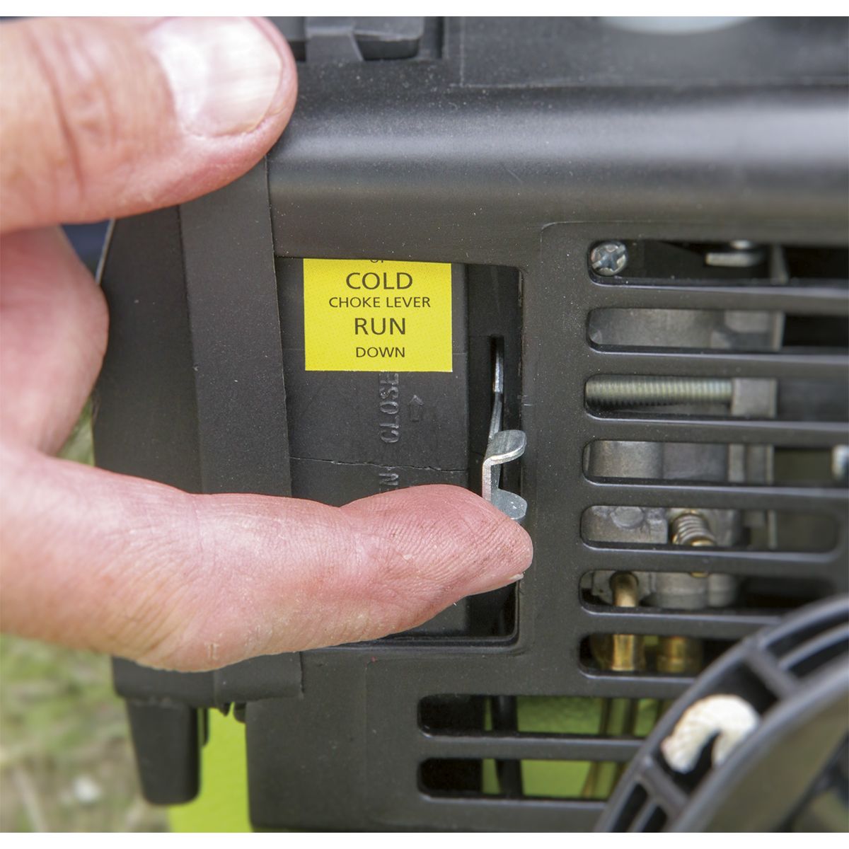 Sealey 1000W Inverter Generator 2-Stroke Engine 230V - Image 5