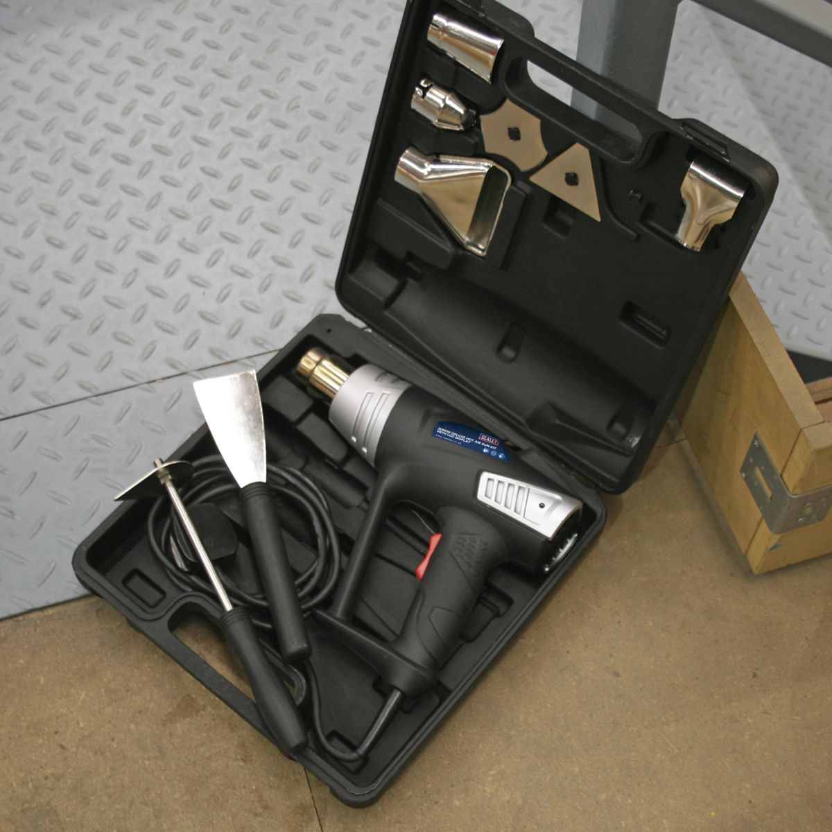 Sealey 2000W Deluxe Heat Gun Kit with LCD Display 80-600°C - Image 3