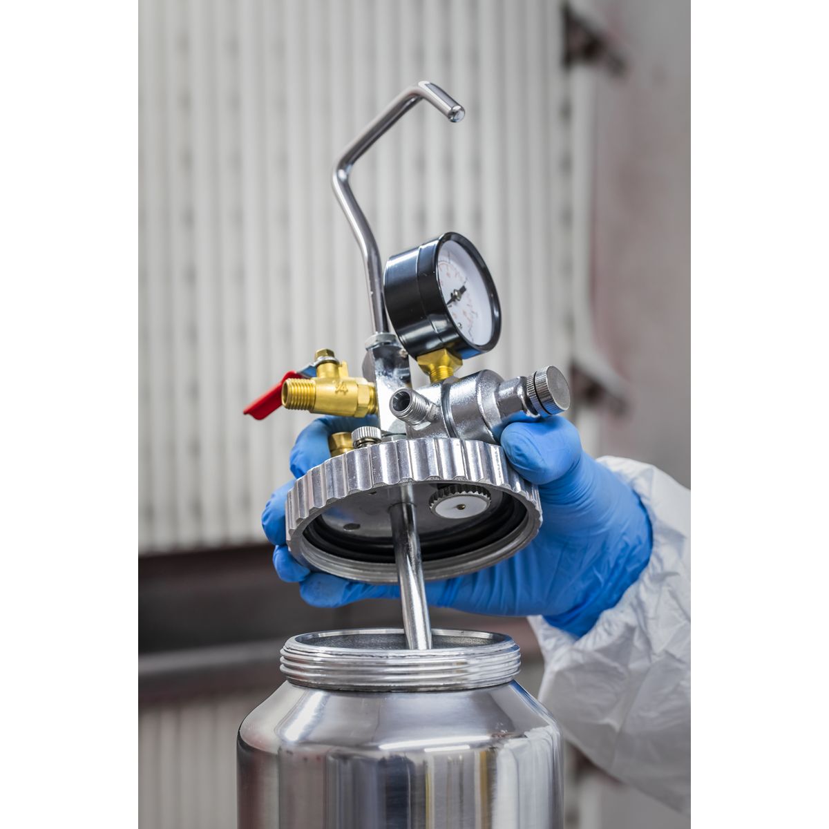 Sealey HVLP Pressure Pot System with Spray Gun & Hoses 1.7mm Set-Up - Image 9