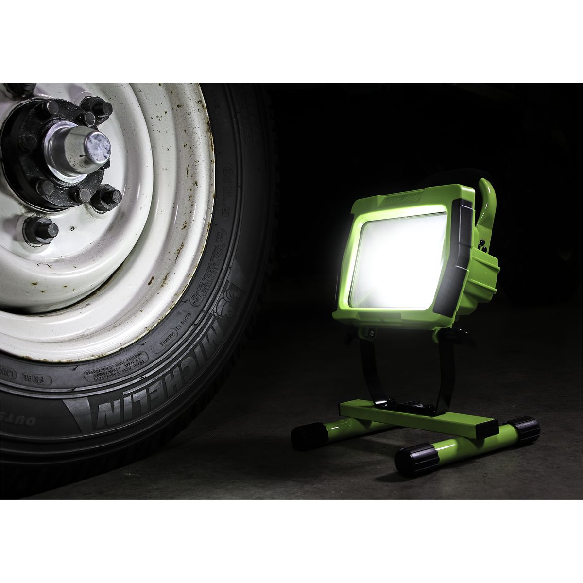 Sealey Rechargeable Portable Floodlight 10W SMD LED - Image 3