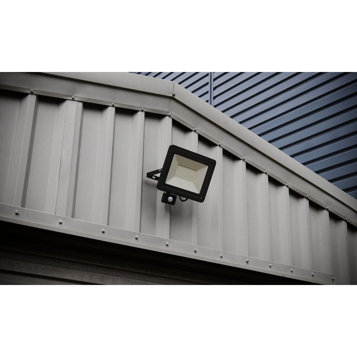 Sealey Extra-Slim Floodlight with PIR Sensor 50W SMD LED - Image 4