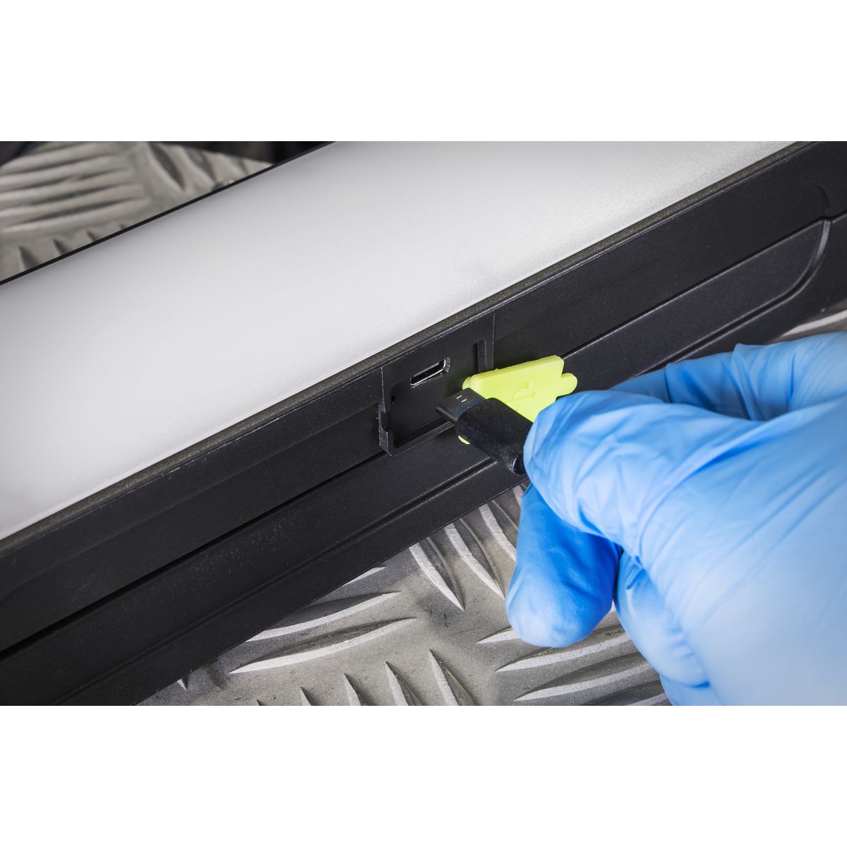 Sealey 3-in-1 Folding Floodlight 10W SMD LED - Image 8