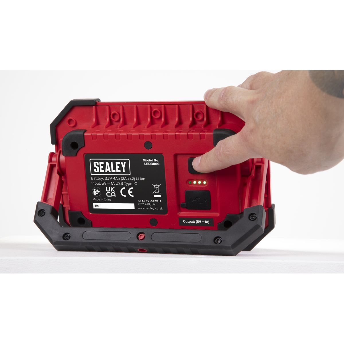 Sealey Rechargeable Portable Floodlight & Power Bank 30W COB LED - Image 8