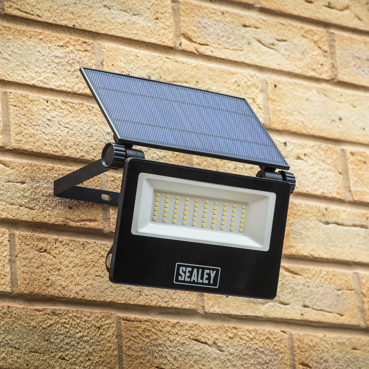 Sealey Extra-Slim Solar Floodlight with Wall Bracket 30W SMD LED - Image 3