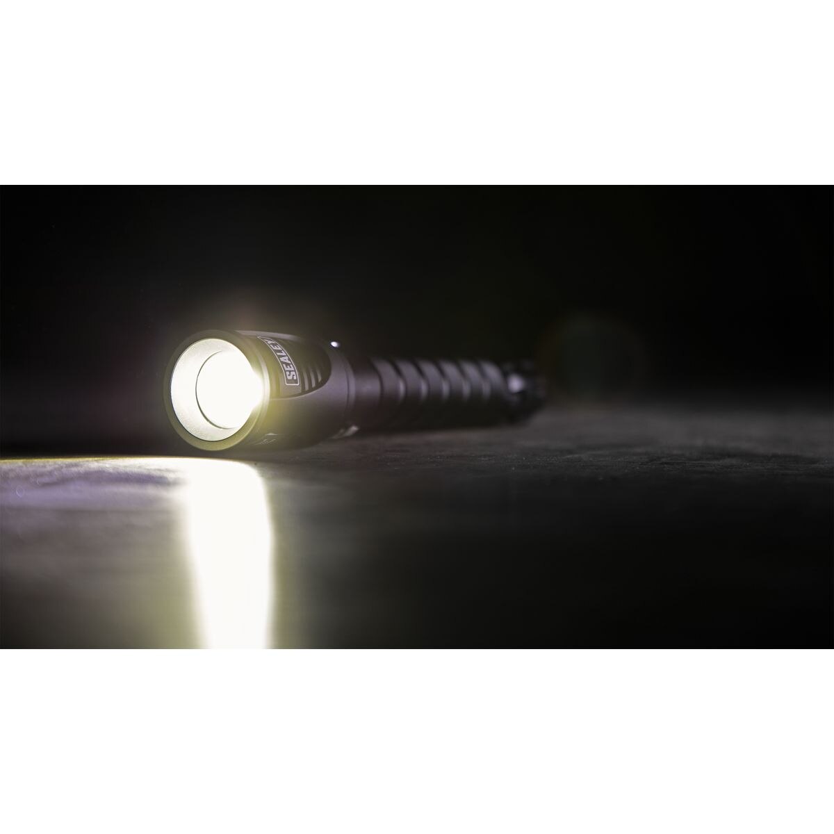 Sealey Rechargeable Aluminium Torch with Adjustable Focus 60W SMD LED - Image 4