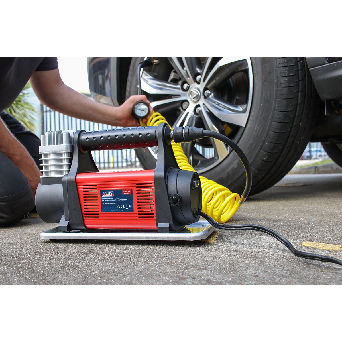 Sealey Heavy-Duty Tyre Inflator/Mini Air Compressor 12V - Image 4