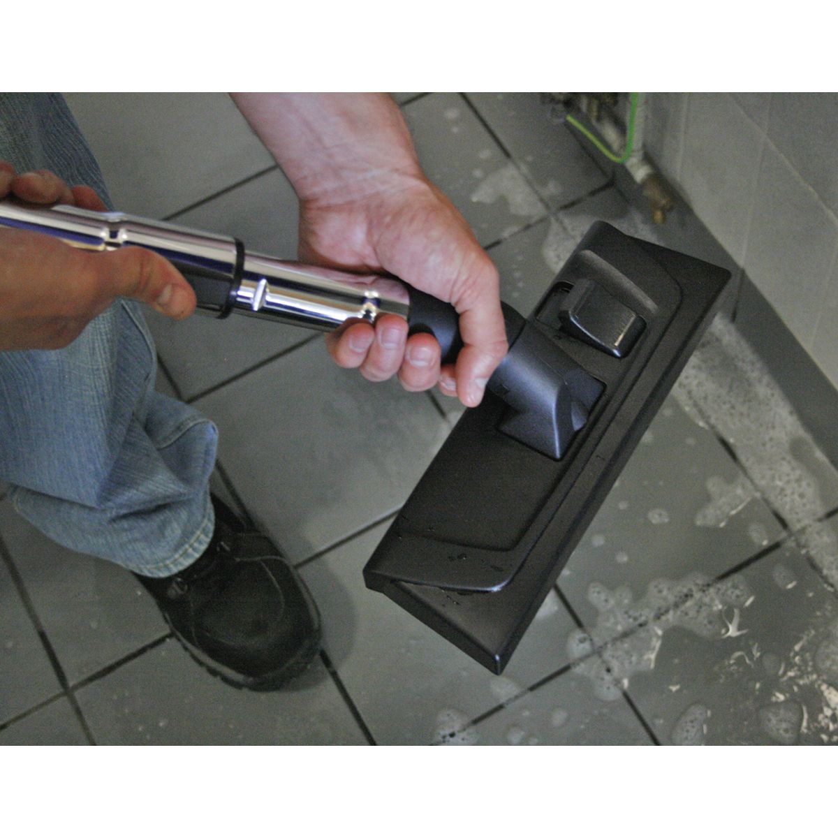 Sealey Industrial Vacuum Cleaner Wet & Dry Stainless Drum 20L 1250W/230V - Image 3