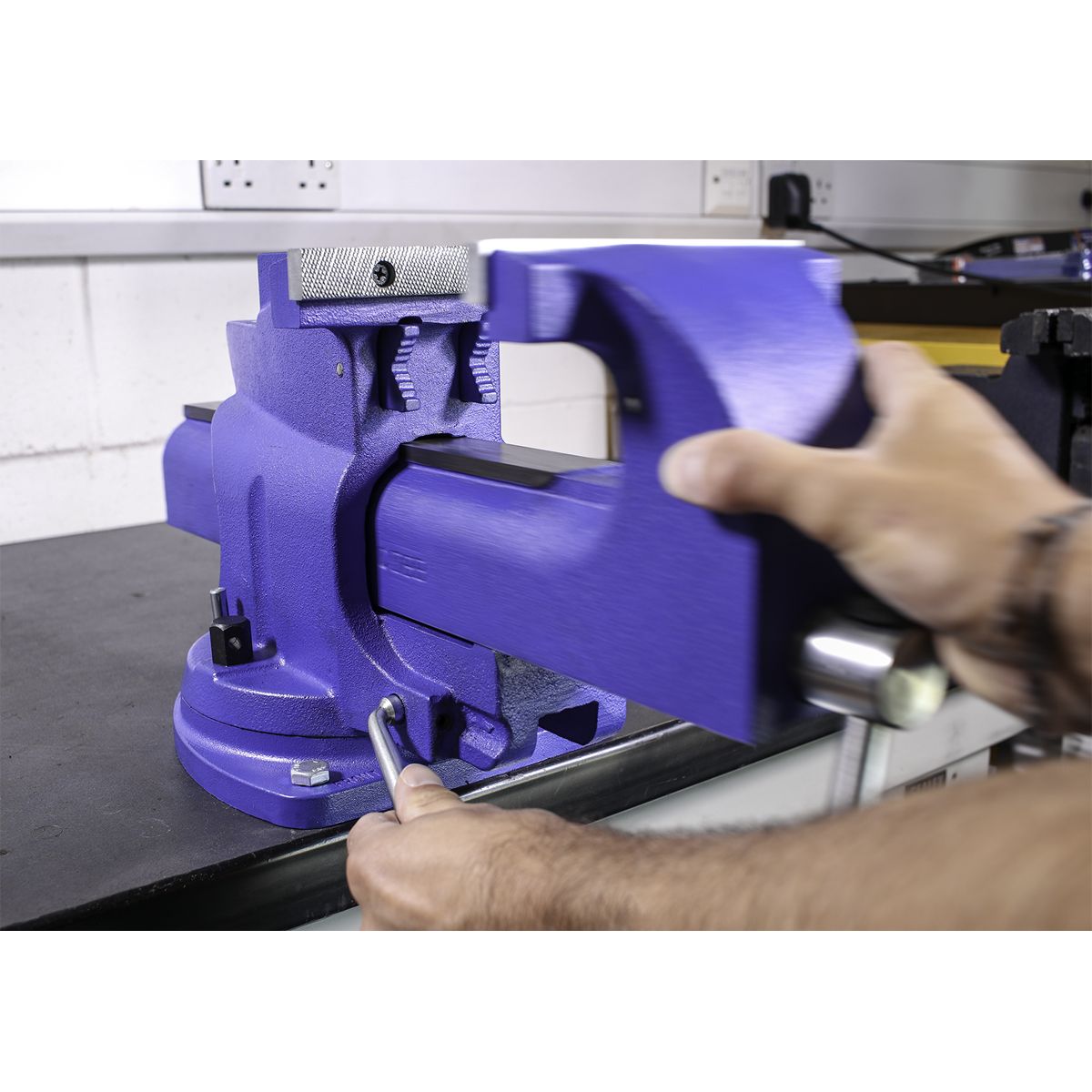 Sealey Quick Action Cast Iron Vice with Swivel Base 150mm - Image 5