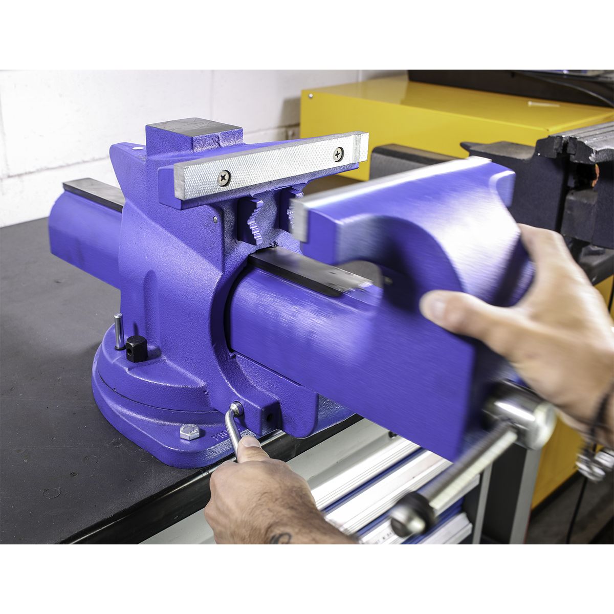 Sealey Quick Action Cast Iron Vice with Swivel Base 200mm - Image 3