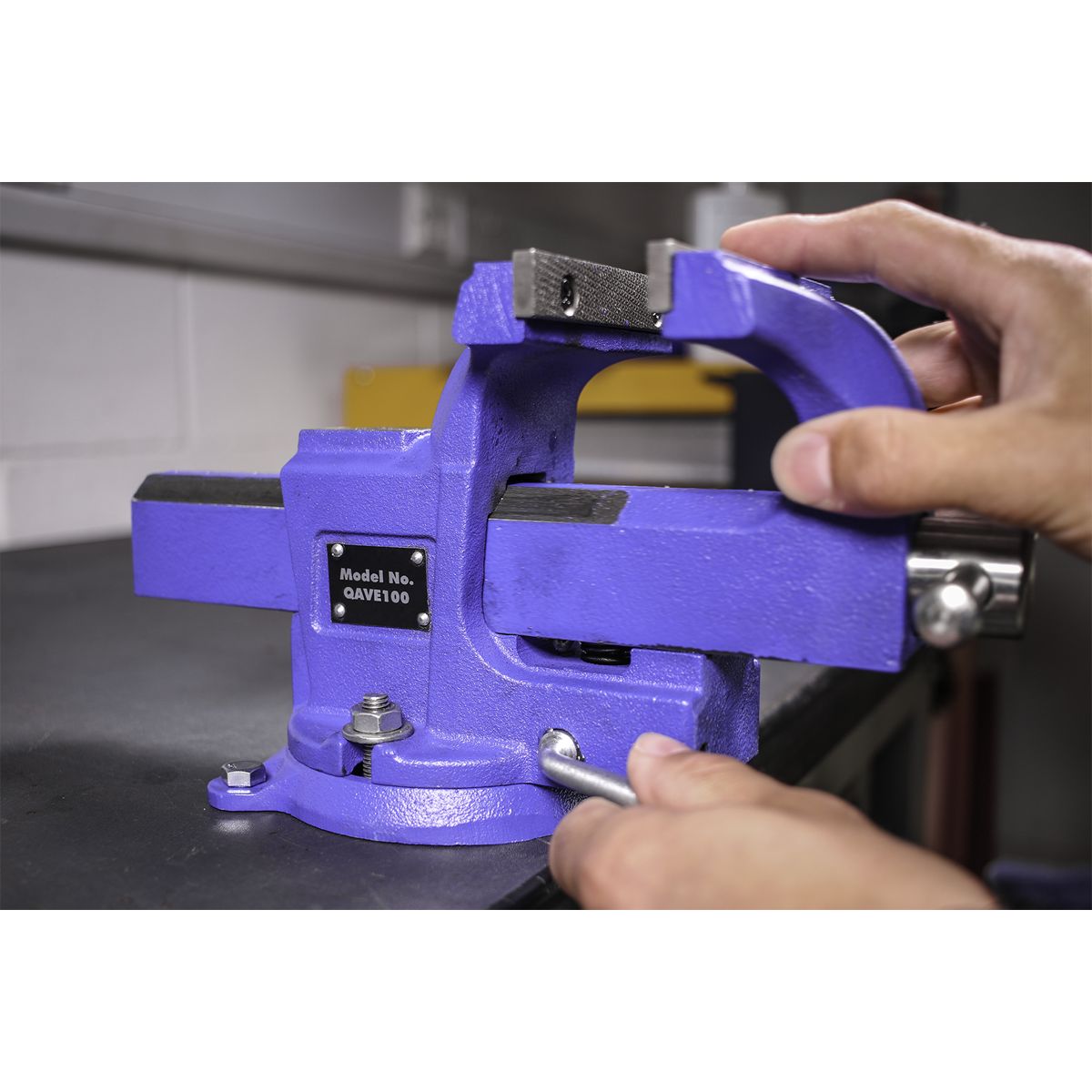 Sealey Quick Action SG Iron Vice with Swivel Base 100mm - Image 4