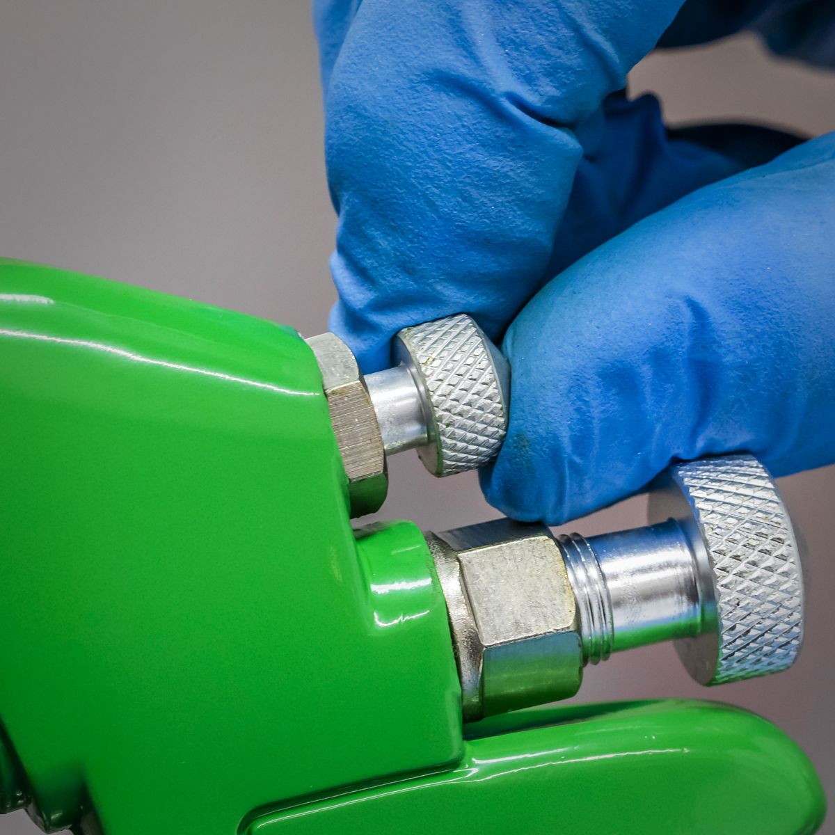 Sealey Gravity Feed Spray Gun 1.7mm Set-Up - Image 4