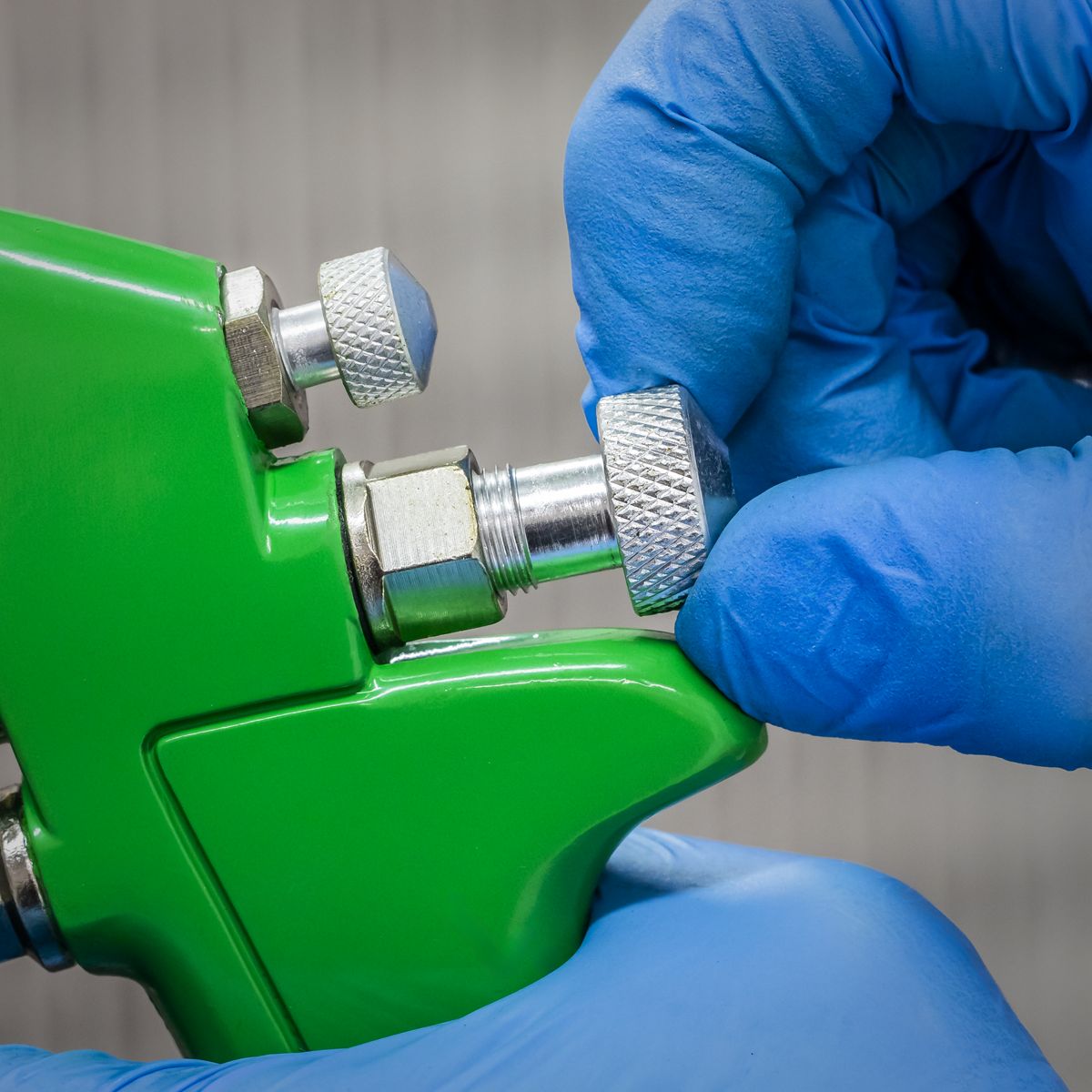 Sealey Gravity Feed Spray Gun 1.7mm Set-Up - Image 5