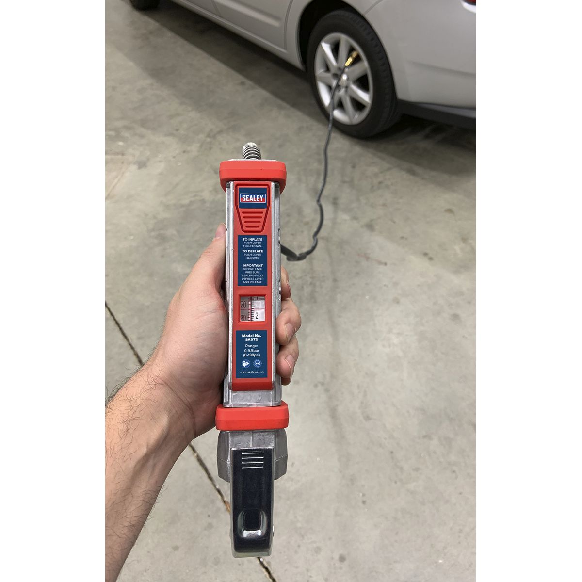 Sealey Tyre Inflator with 2.7m Hose & Clip-On Connector - Image 3