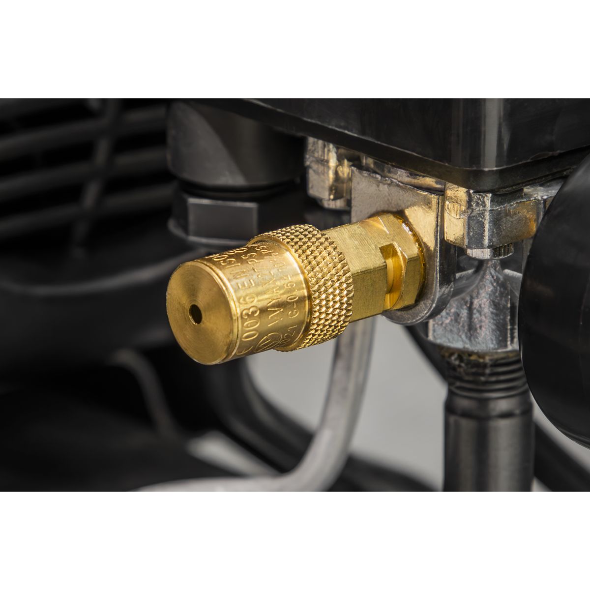 Sealey 24L Direct Drive Air Compressor 2hp with 4pc Air Accessory Kit - Image 6