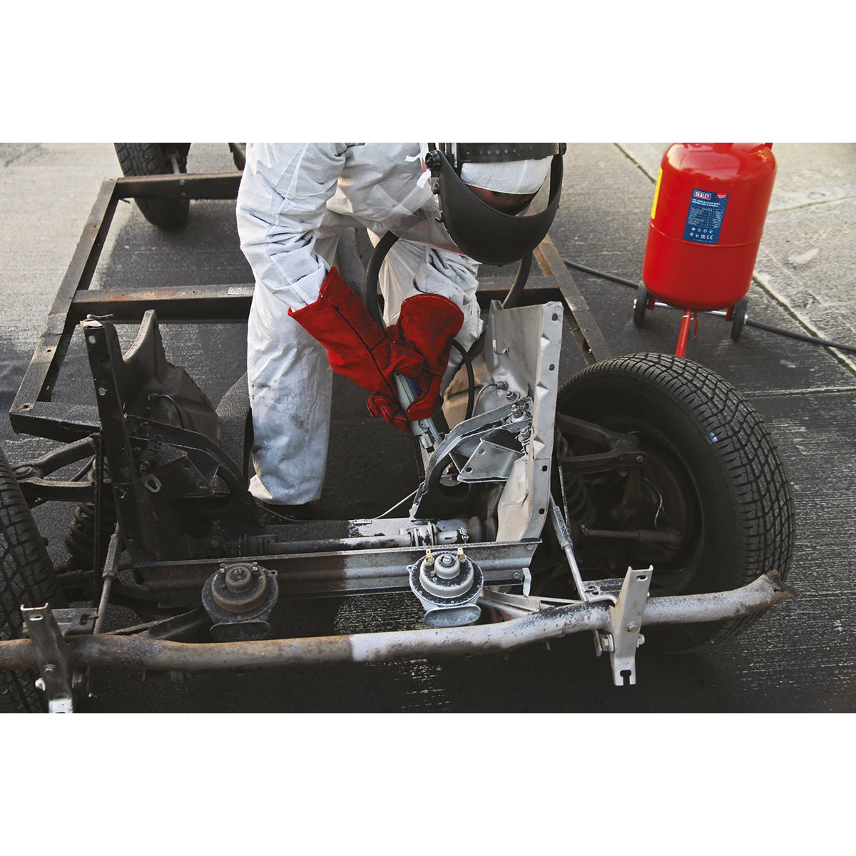Sealey Shot Blaster with Water Trap & Wheels 37L - Image 2