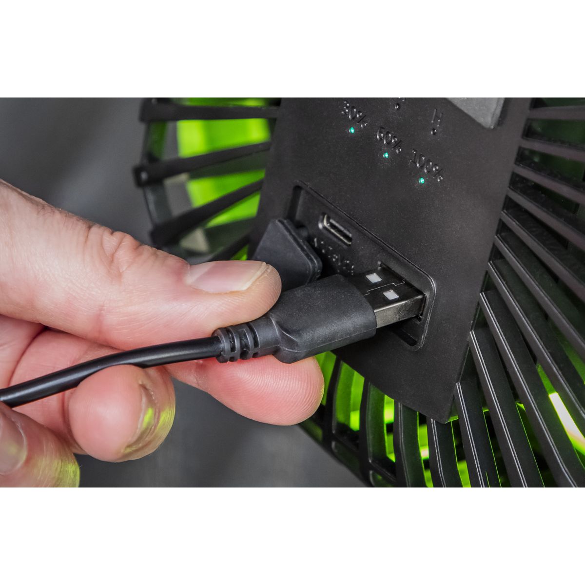 Sealey 4-Speed Portable Clip Fan with Worklight 8" - Image 3