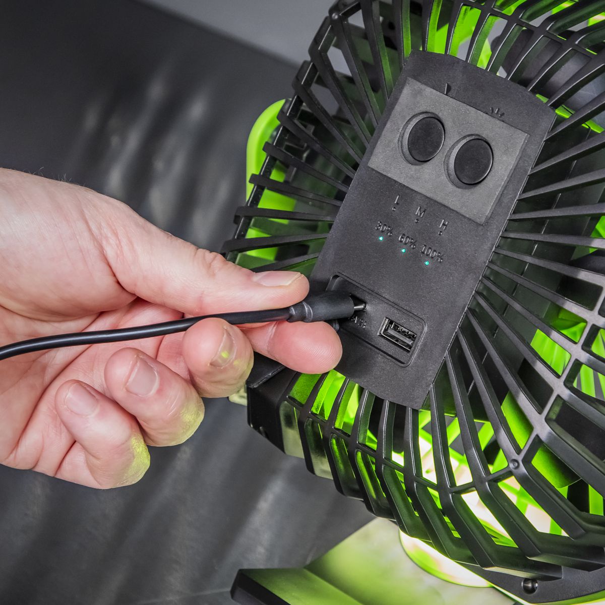 Sealey 4-Speed Portable Clip Fan with Worklight 8" - Image 5
