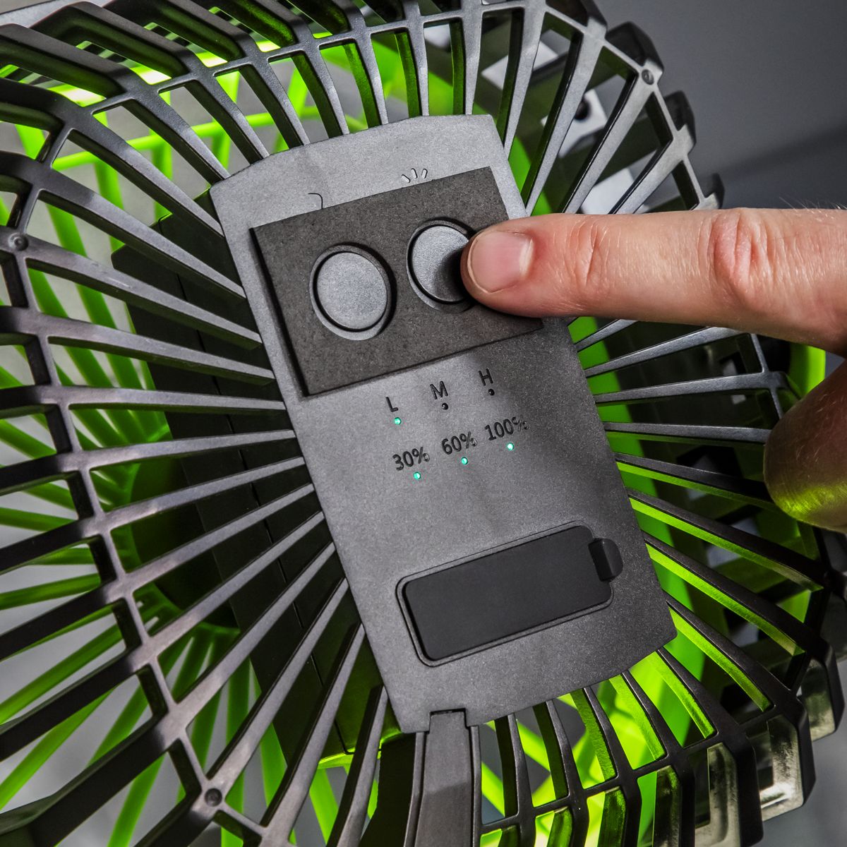 Sealey 4-Speed Portable Clip Fan with Worklight 8" - Image 7