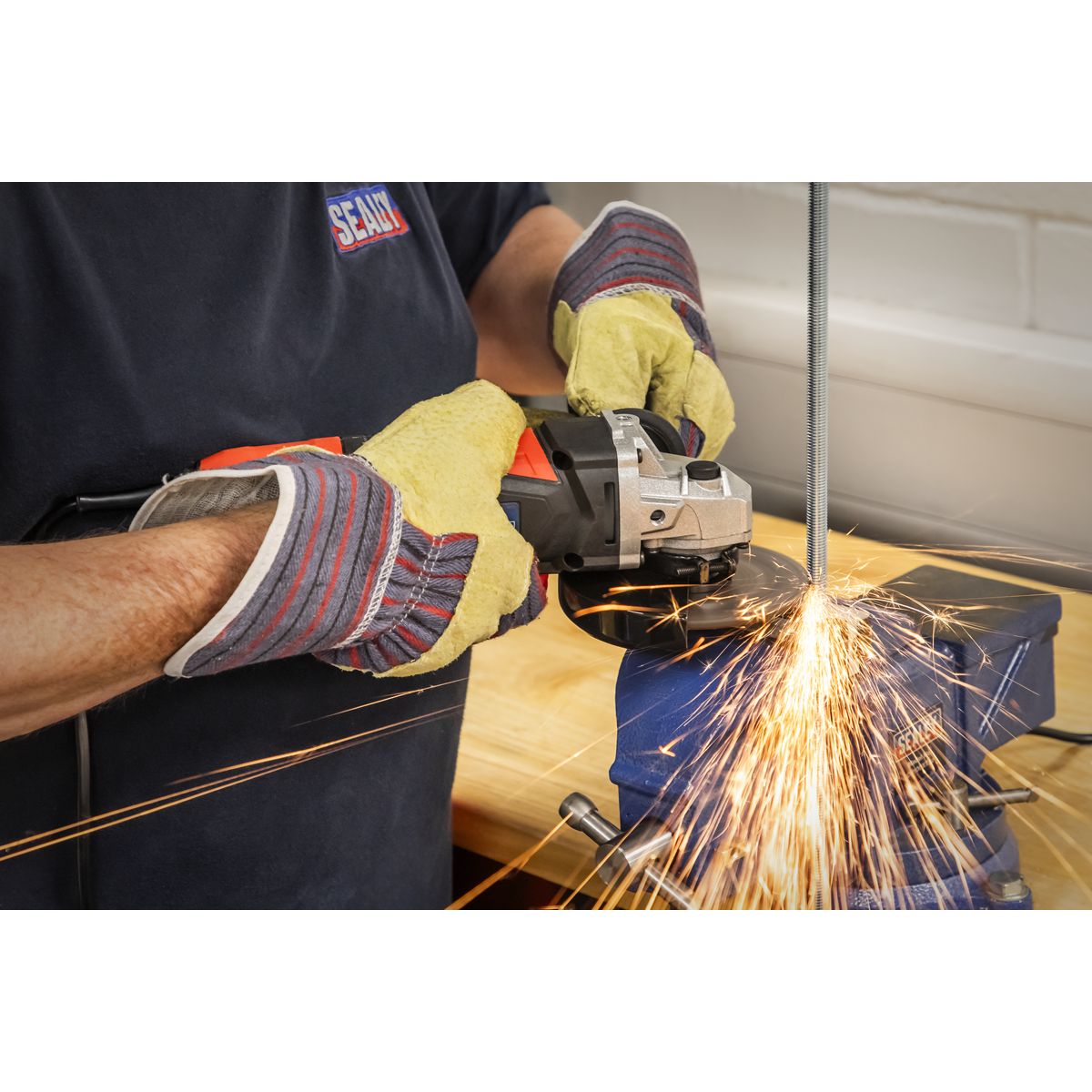 Sealey 115mm Angle Grinder 750W/230V - Image 5