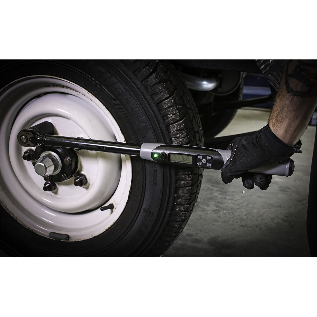 Sealey Premier Black Digital Torque Wrench with Angle Function 1/2"Sq Drive 20-200Nm - Image 2