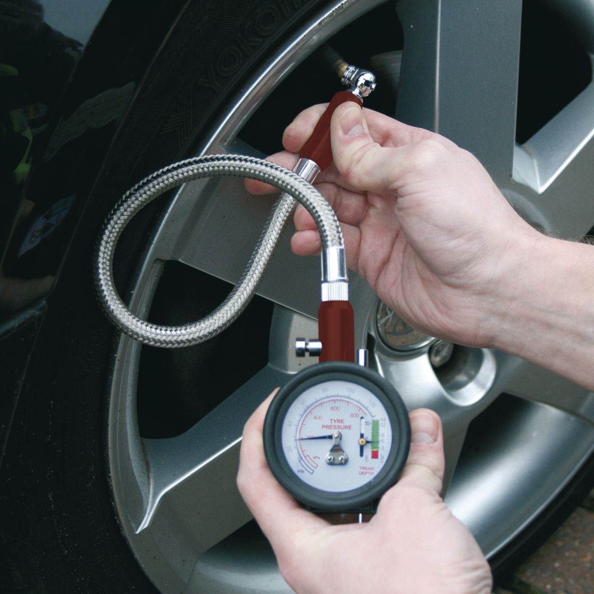 Sealey Tyre Pressure Gauge & Tyre Tread Depth Gauge with Flexible Hose 0-8bar(0-120psi) - Image 3