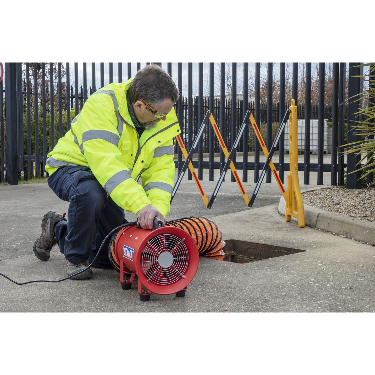 Sealey Portable Ventilator with 5m Ducting 200mm - Image 4